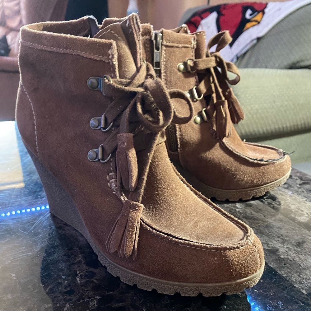 Mia size 8 moccasin boots raise platform wedge
